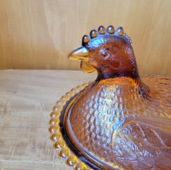 VINTAGE AMBER GLASS COLORED HEN ON A NEST. - Picture 2 of 7